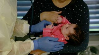 Baby mit Atemwegserkrankung in einer Kinderklinik, Bild: rbb