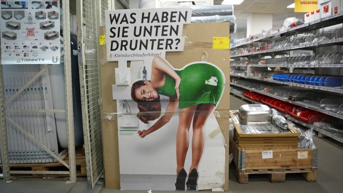 Werbung für Durchlauferhitzer unter Waschbecken, fotografiert in einem Sanitär-Großhandel in Berlin im Dezember 2022 (Quelle: rbb).