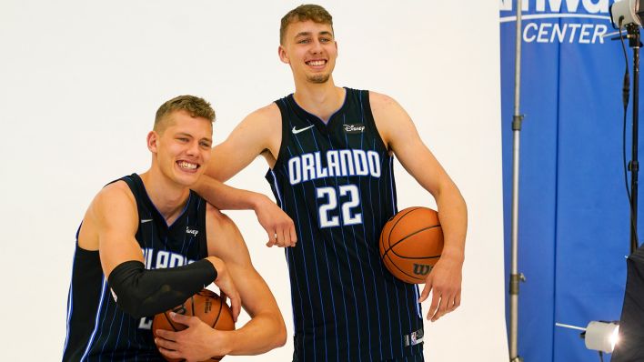 Moritz und Franz Wagner bei einem Fotoshooting für das NBA-Team Orlando Magic (Quelle: picture alliance / ASSOCIATED PRESS | John Raoux)