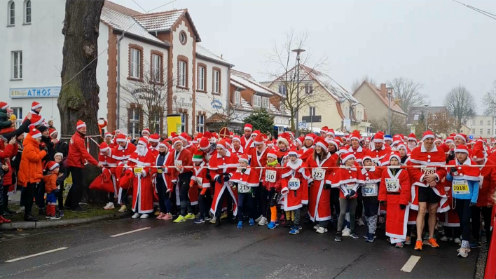 Teilnehmer:innen des "Nikolauslauf" in Michendorf warten auf den Startschuss (Bild: NonStopNews)