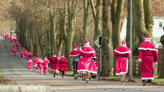 Menschen nehmen am Nikolauslauf in Michendorf teil (Bild: rbb)