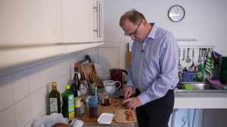 Der Berliner Jochen Springborn bereitet in seiner Küche Essen für sich und seine schwerkranke Ehefrau zu. Weil sie auf den Rollstuhl angewiesen ist, pflegt er sie zuhause (Quelle: rbb).