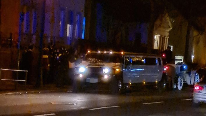 Bei einem SEK-Einsatz in Alt-Buckow stehen eine Hummer-Limousine und eine Hochzeitskutsche vor einem Haus der Remmo-Familie. (Quelle: rbb)