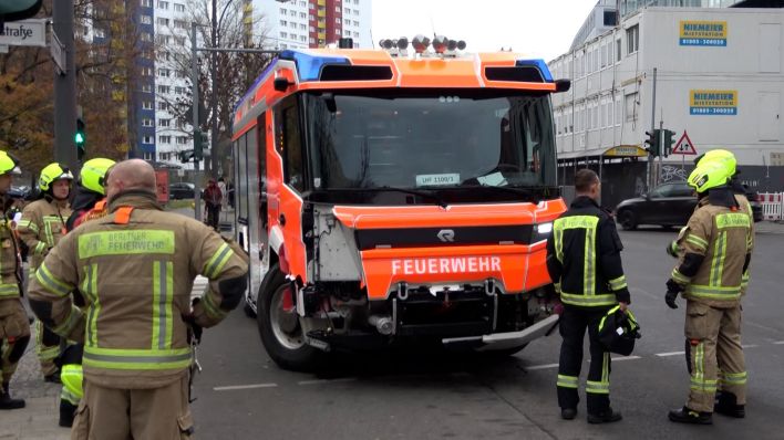 Weltweit erstes E-Feuerwehrauto bei Crash mit Diplomatenauto beschädigt. (Quelle: TVNewsKontor)