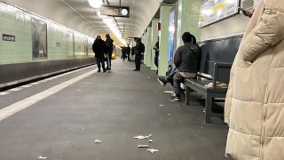 Archivbild: Menschen warten am U-Bahnhof Leinestraße U8 auf die U-Bahn. Auf der Bank sitzen Menschen, die harte Drogen konsumieren. (Quelle: privat)