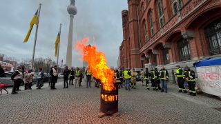 Feuertonne vor dem Roten Rathaus entzündet. (Quelle: D. Totaro)