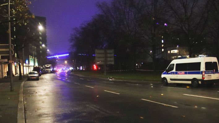 In Berlin-Schöneberg hat ein Mann wohl seine Ex-Partnerin angeschossen und schwer verletzt. Die Frau wurde operiert, ihr Zustand ist laut Polizei stabil. Der 71-jährige Tatverdächtige ist auf der Flucht. (Quelle: M. Pudwell)