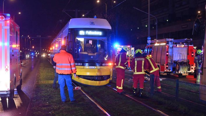 Nach einem schweren Tram-Unfall in der Nacht vom 15.01.2023 in der Karl-Liebknecht-Straße in Berlin-Mitte starb eine Frau. (Quelle: Morris Pudwell)