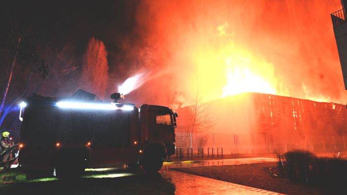 In Berlin-Köpenick brennt seit dem frühen Samstagmorgen eine 2.000 Quadratmeter große Lagerhalle eines Parkettherstellers in voller Ausdehnung. (Foto: Morris Pudwell)
