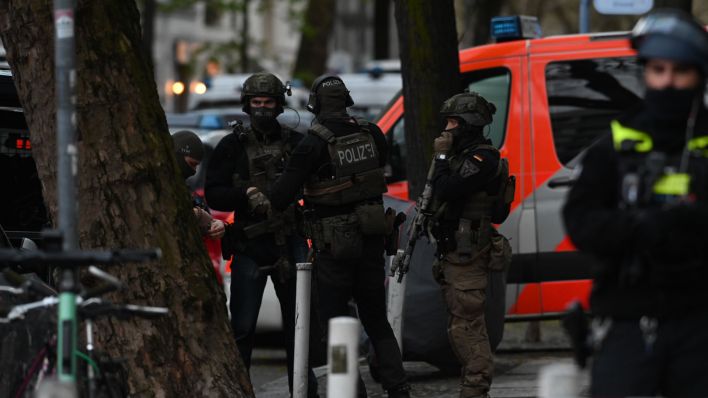 Schwer bewaffnete Polizeikräfte bei einem Einsatz in der Keithstraße in Berlin-Schöneberg. (Quelle: Morris Pudwell)