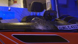 Ein angegriffenes Feuerwehr-Fahrzeug am 01.01.2023 in Berlin (Quelle: TV News Kontor)