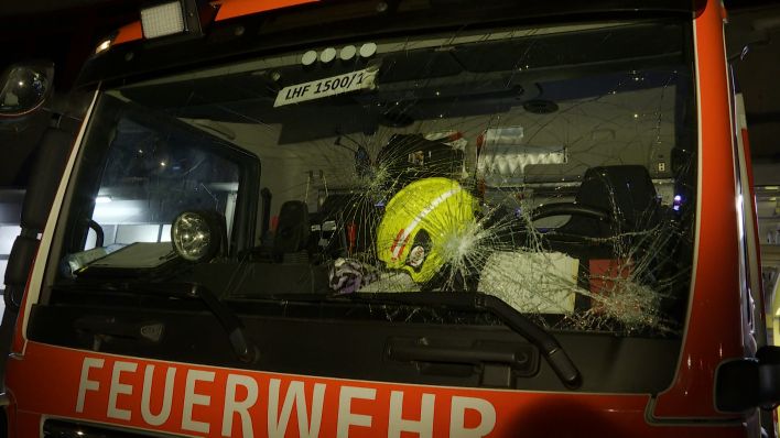 Ein angegriffenes Fahrzeug der Feuerwehr in Berlin. 01.01.2023 (Quelle: TV News Kontor)