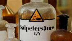 Flasche mit Salpetersäure-Etikett. (Foto: picture alliance / imageBROKER)