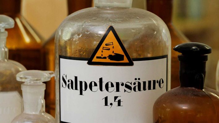 Flasche mit Salpetersäure-Etikett. (Foto: picture alliance / imageBROKER)