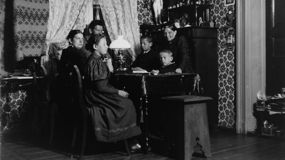 Hulda, Margarete, Heinrich, Hans, Walter Zille und Schwiegermutter Frieske am Tisch der Wohnung in der Sophie-Charlotte-Straße 88, 16. September 1897. (Quelle: dpa/akg-images)