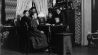 Hulda, Margarete, Heinrich, Hans, Walter Zille und Schwiegermutter Frieske am Tisch der Wohnung in der Sophie-Charlotte-Straße 88, 16. September 1897. (Quelle: dpa/akg-images)
