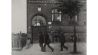Drei Männer auf dem Heimweg, in der südlichen Sophie-Charlotte-Straße, Herbst 1898. Fotografie, Zelloidin matt, 52 × 42 cm. Heinrich Zille (Quelle: dpa/akg-images)