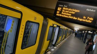 Archiv: Eine U-Bahn steht im Bahnhof Senefelder Platz. (Foto: Paul Zinken/dpa)