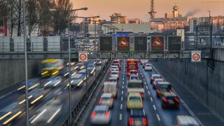 Zähfliessender Verkehr auf der Stadtautobahn A100 am 14.10.2019 in Berlin. (Quelle: dpa/Schoening)