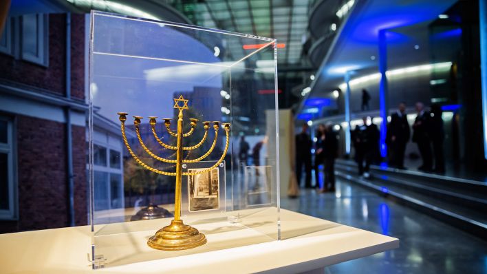 Der Chanukka-Leuchter von Rabbiner Arthur Posner und seiner Frau Rosi ist bei der Eröffnung der Ausstellung «Sechzehn Objekte – Siebzig Jahre Yad Vashem» am 24.01.2023 zu sehen.(Quelle:dpa/C.Soeder)