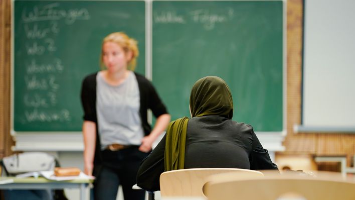Symbolbild: Eine Schülerin und ihre Lehrerin in einem Klassenzimmer (Quelle: dpa/Uwe Anspach)