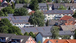 Symbolbild: Mehrfamilienhäuser mit Solardächern (Quelle: dpa/Rupert Oberhäuser)