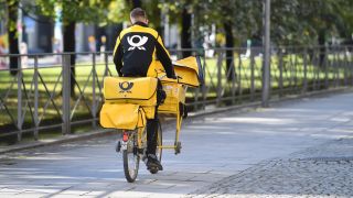 Briefzusteller auf Fahrrad (Quelle SVEN SIMON)