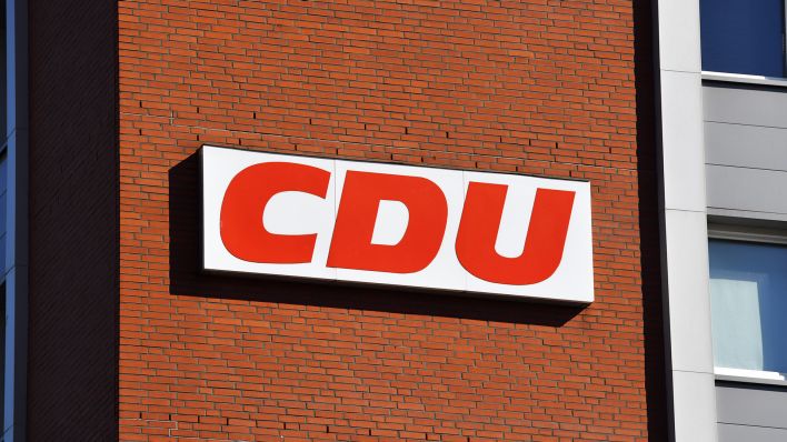 Symbolbild: CDU-Logo an der Wand (Quelle: dpa/Christian Ohde)