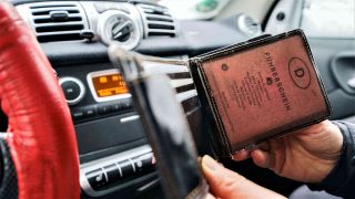 Ein "rosa Führerschein" steckt in einer Geldbörse. Bis 2033 müssen Millionen von Führerscheinen umgetauscht werden, damit sie fälschungssicherer sind. (Foto: Andreas Arnold/dpa)