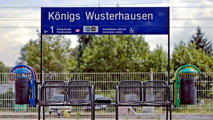 Illustration: Leere Warteplätze auf dem Bahnhof in Königs Wusterhausen. (Foto: Robert Schlesinger/dpa)
