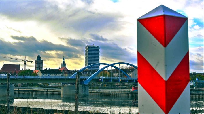 Ein Grenzpfeiler in den Nationalfarben Polens steht nahe dem deutsch-polnischen Grenzübergang Stadtbrücke am Fluss Oder. Im Hintergrund ist Frankfurt (Oder) zu sehen. (Foto: Patrick Pleul/dpa