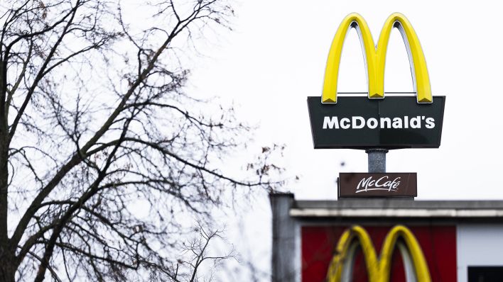 Symbolbild: Das Logo von McDonalds, aufgenommen in Berlin, 03.02.2022. (Quelle: dpa/Florian Gaertner)