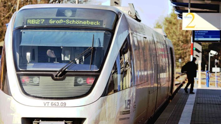 Archiv: Ein Zug der Regionalbahn RB27 der Niederbarnimer Eisenbahn (NEB) verlässt den Bahnhof in Richtung Groß-Schönebeck. (Foto: Soeren Stache/dpa)