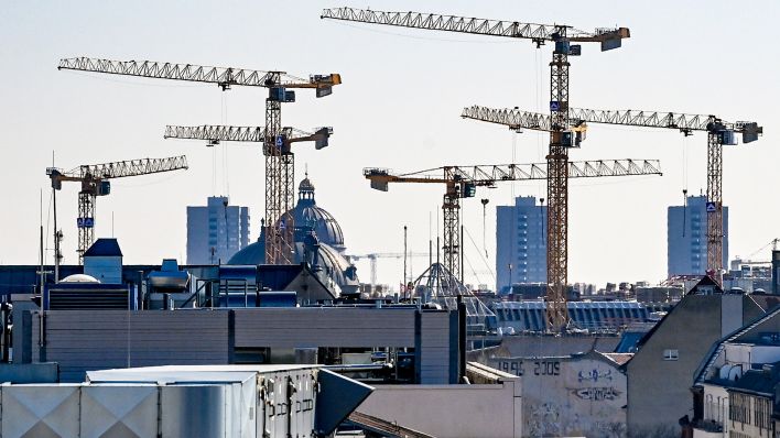 Symbolbild: Blick auf Baukräne im Stadtzentrum (Quelle: dpa/Jens Kalaene)