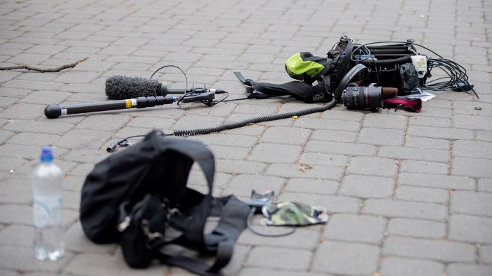 Archivbild: Die Ausrüstung eines Kamerateams liegt am 01.05.2020 nach einem Übergriff zwischen Alexanderplatz und Hackescher Markt auf dem Boden. (Quelle: dpa/Christoph Soeder)