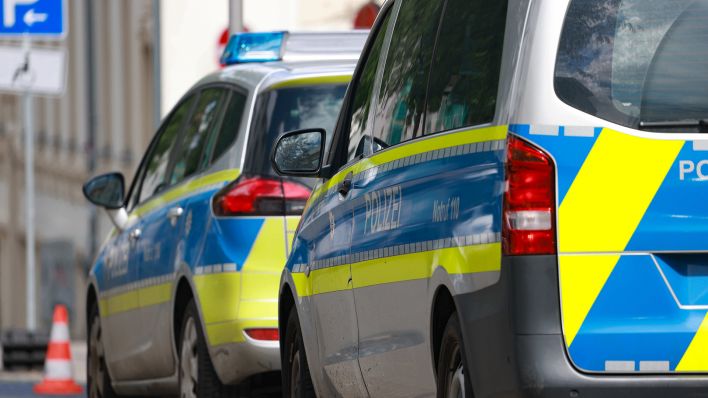 Symbolbild: Polizeifahrzeuge mit Schriftzug und Blaulicht (Quelle: dpa/Lammerschmidt)