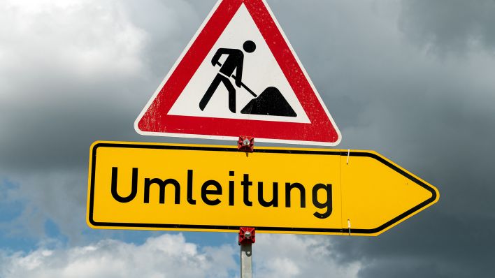 Symbolbild: Ein Umleitungsschild aufgenommen am 21.08.2022 in Schleswig-Holstein. (Quelle: dpa/Torsten Sukrow)