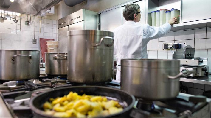 Symbolbild: Ein Lebensmittelkontrolleur überprüft bei einer Betriebskontrolle die Küche eines Restaurants. (Foto: Uwe Anspach/dpa)