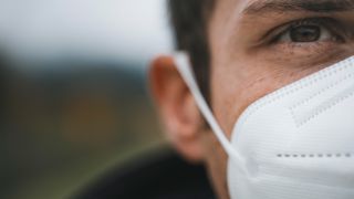 Symbolbild: Ein Mann trägt eine FFP2-Maske, um sich vor dem Coronavirus, Covid 19 zu schützen (Quelle: dpa/Michael Bihlmayer)