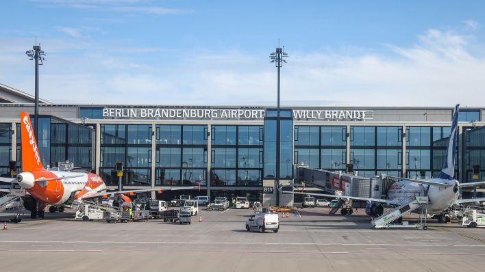 Zwei Flugzeuge stehen an einem Gate am Flughafen BER (Quelle: dpa/Jan Woitas)
