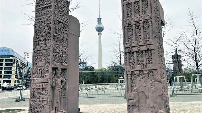 Vor dem Humboldt Forum im Zentrum Berlins stehen die ersten Pfeiler einer neu angefertigten Replik des berühmten Ost-Tores im indischen Sanchi. (Foto: Gerd Roth/dpa)
