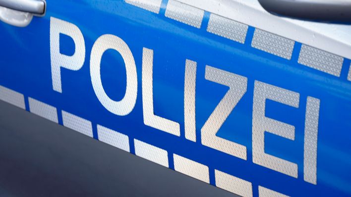Symbolbild: Schriftzug der Polizei an Poizeifahrzeug in Berlin am 27.11.2022. (Quelle: dpa/Thomas Bartilla)