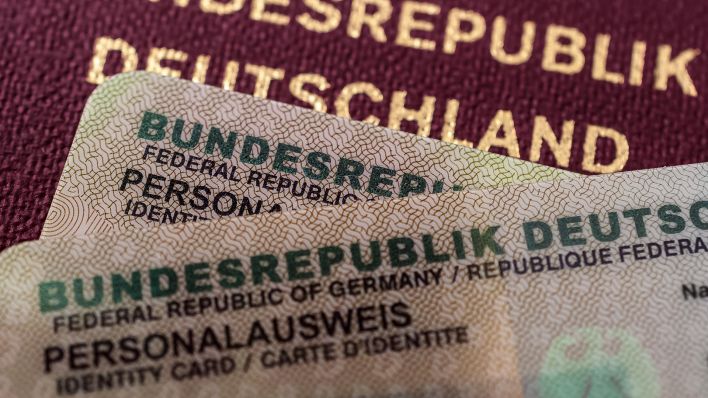 Symbolbild: Deutscher Personalausweis und Reisepass (Quelle: dpa/Zoonar)