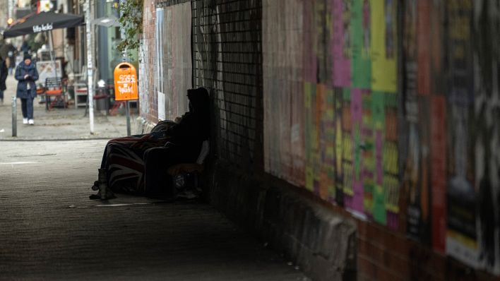 Symbolbild: Ein Obdachloser sitzt unter der S-Bahn-Brücke Charlottenburg (Quelle: dpa/Fabian Sommer)