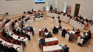 Die Abgeordneten beraten am 15.12.2022 in der Fortsetzung der Landtagssitzung unter über das Haushaltsgesetz und diverse Änderungsanträge (Quelle: dpa/Bernd Settnik)