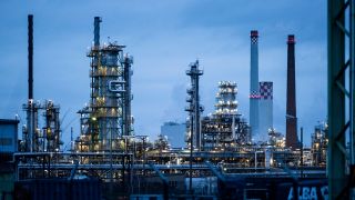 Symbolbild: Die Anlagen der Erdölraffinerie auf dem Industriegelände der PCK-Raffinerie GmbH (Quelle: dpa/Christophe Gateau)