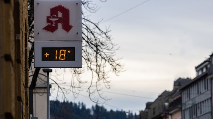 Symbolbild: Ein Thermometer an einer Apotheke zeigt eine Lufttemperatur von 18 Grad Celsius an. (Quelle: dpa/Philipp von Ditfurth)
