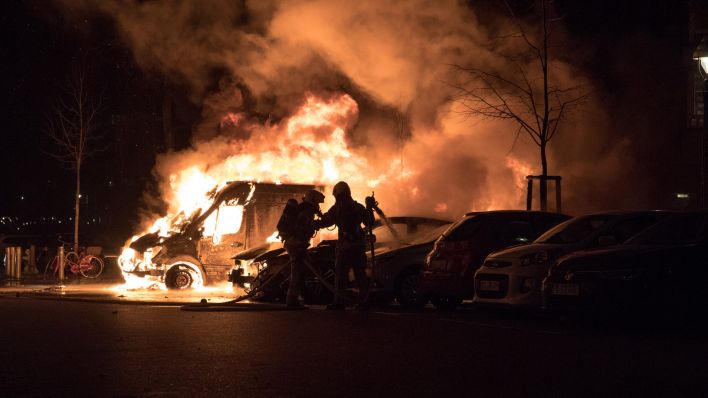 Einsatzkräfte und Passanten in Berlin mit Böllern attackiert