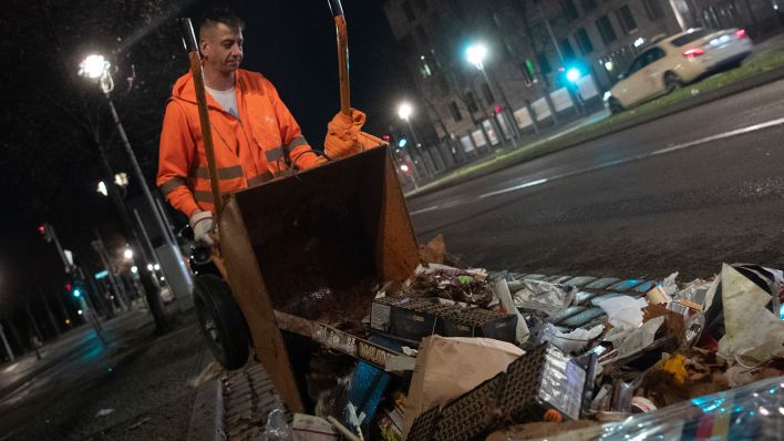 Am frühen Neujahrstag räumen Mitarbeiter der Berliner Stadtreinigung (BSR) den Müll weg (Quelle: dpa/Paul Zinken)