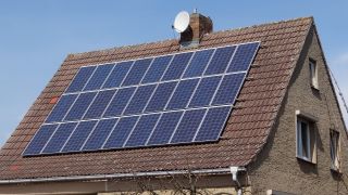 Archivbild: Solarmodule für Photovoltaik auf einem Wohnhaus, aufgenommen am 21.04.2013 in Oranienburg (Brandenburg). (Quelle: dpa/Andrea Warnecke)